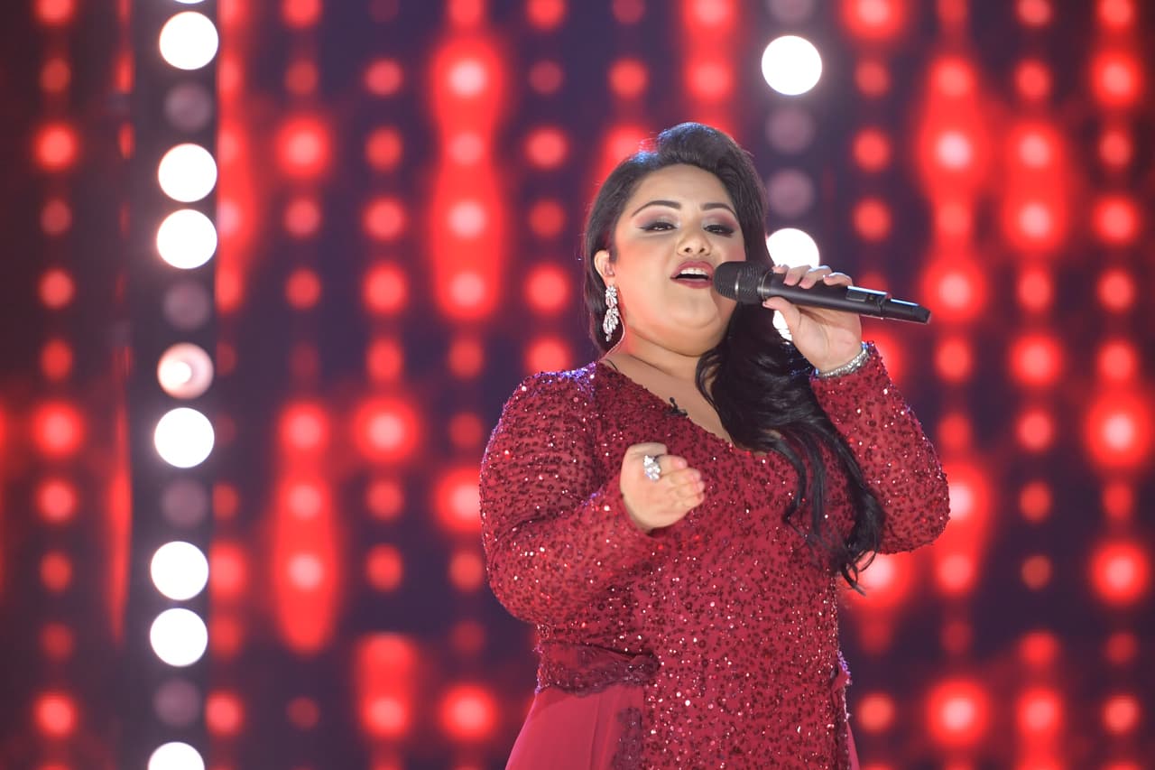 <b>Semana 8:</b> La participante llegó al escenario derrochando energía con 
<b><a href="http://www.univision.com/shows/la-reina-de-la-cancion/sandra-padilla-le-dio-su-toque-personal-a-la-cancion-mi-ultimo-deseo-video">la canción 'Mi último deseo'</a></b>, un tema orginal de la banda Los Recoditos.