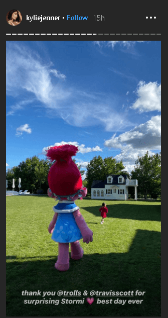 Finalmente, Kylie Jenner agradeció en una historia de su red social la participación de su expareja en la sorpresa: "
<b>Gracias Trolls y Travis Scott</b> por sorprender a Stormi".