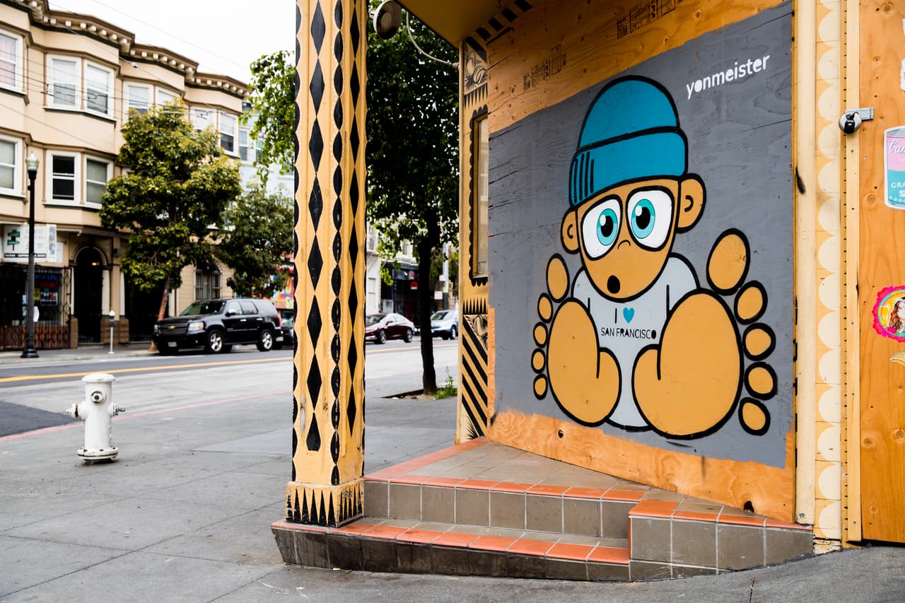 La inciativa "Pinta el vacío" toma en cuenta las normas de distanciamiento social y las reglas de los toques de queda vigentes en la región. En ese sentido, los artistas son vinculados con negocios cerrados en su misma localidad para evitar traslados innecesarios y posible exposición al coronavirus.