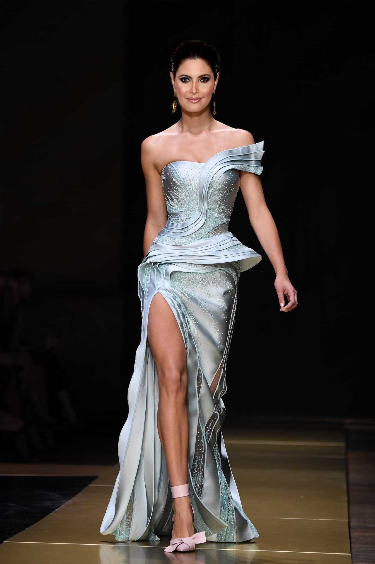 Los Latin GRAMMY, son sin embargo un gala muy particular, porque al reunir al mundo de la música abren la puerta a riesgos y desafíos a los códigos más tradicionales. Si quisiéramos ver una Chiquinquirá Delgado más vanguardista, optaríamos por un vestido como este de la colección otoñal de Versace de cortes galácticos, asimétricos y de mucho juego con la fluidez de la tela.