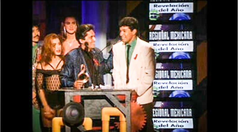 En esta imagen vemos al Grupo Mojado cuando subió al escenario a recoger el premio a Grupo Revelación en la categoría Música Regional Mexicana.