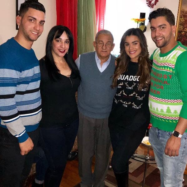 Ellos se divorciaron y terminaron en malos términos. Clarissa estuvo viviendo con su padre, 
<b><a href="https://www.univision.com/shows/el-gordo-y-la-flaca/la-tierna-fotografia-que-demuestra-que-clarissa-molina-es-una-tia-carinosa-fotos">sus hermanos</a></b> y su madrastra.