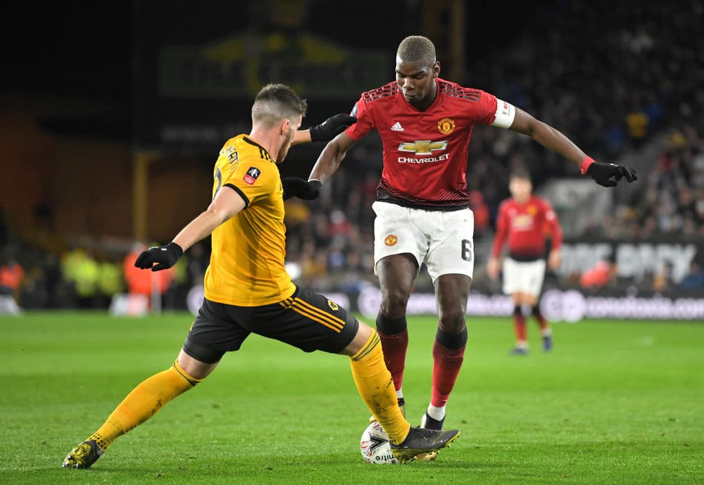 El Manchester United afrontó el juego con nómina mixta, siendo Paul Pogba (derecha) uno de los pocos titulares habituales ante los Wolves.