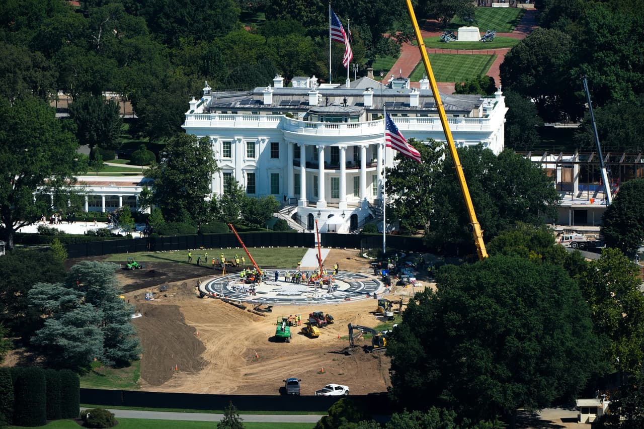 Los trabajadores construyen el helipuerto en el jardín sur de la Casa Blanca (a la izquierda) y continúan la construcción del nuevo salón de baile de la Casa Blanca (a la derecha), fotografía del miércoles 19 de agosto de 2026, en Washington. (Foto AP/Alex Brandon)