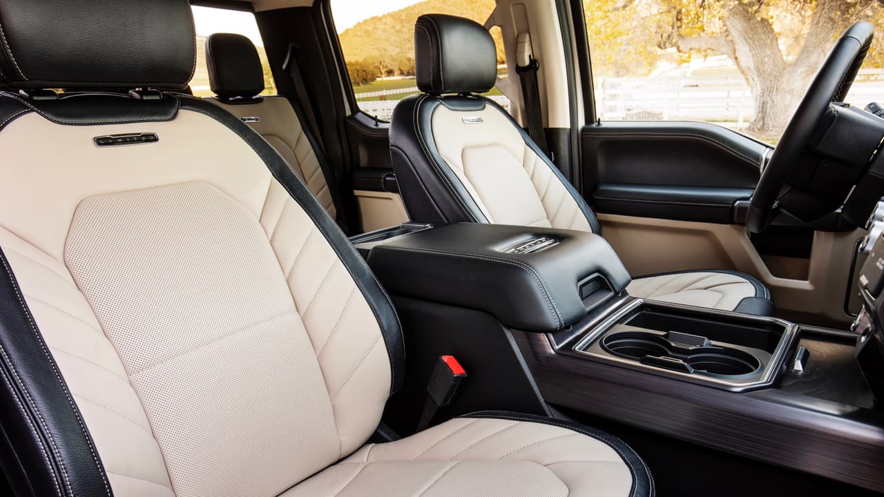 La Ford Serie-F Super Duty F-450 Limited 4X4 2020 cuenta con 
<b>un par de butacas delanteras forradas en cuero con función de masaje</b>, que parecieran pertenecer más a un sedán de lujo europeo que a una poderosa pickup estadounidense.