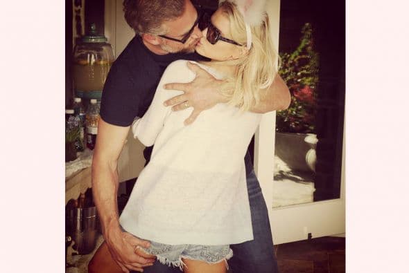 Jessica Simpson compartió en su cuenta de Instagram una candente foto en la que se presume lo mucho que le gusta besar a su esposo.