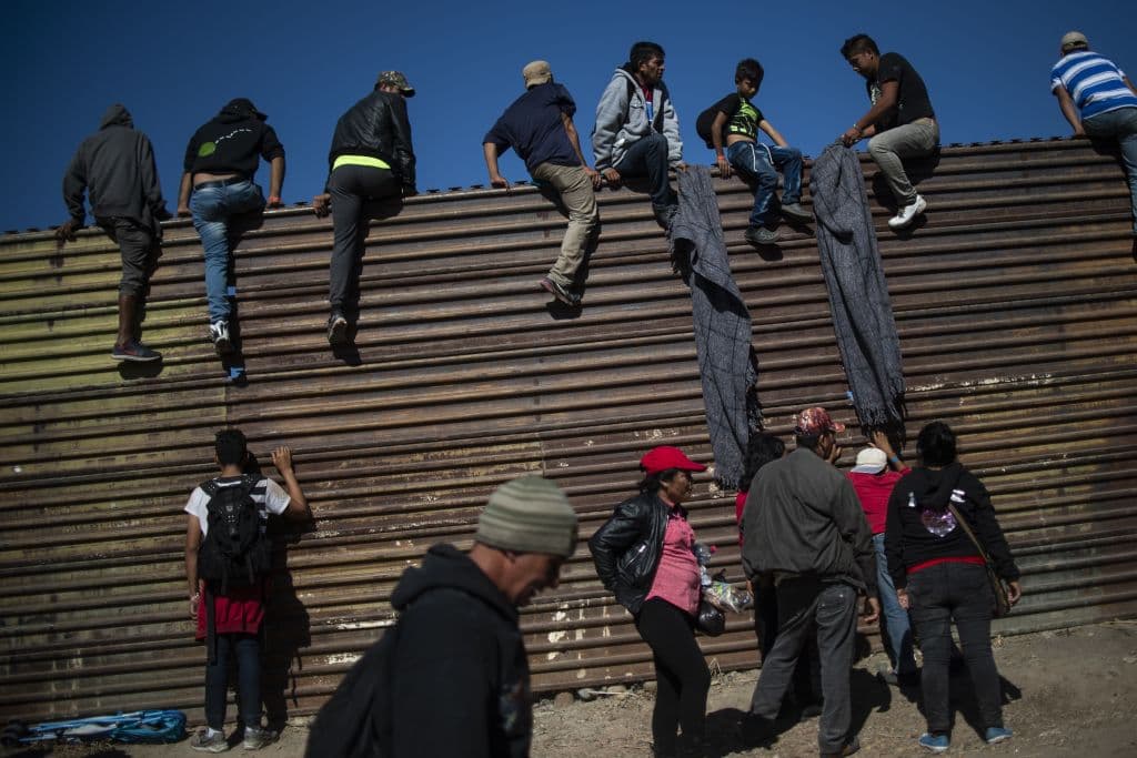 Un grupo de migrantes centroamericanos trepó la valla fronteriza entre México y Estados Unidos, cerca del cruce fronterizo de El Chaparral, en Tijuana, estado de Baja California, México, el 25 de noviembre de 2018.