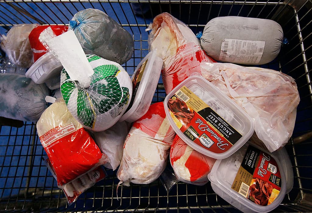 “Lo que yo tengo entendido hasta ahora era que la tarjeta P-EBT iba a ser mandada para las personas conforme al apellido, de la 'a-z'. Mi niña se apellida Aguilar y no me ha llegado nada”, declaró María Montoya, una madre que espera la tarjeta P-EBT.