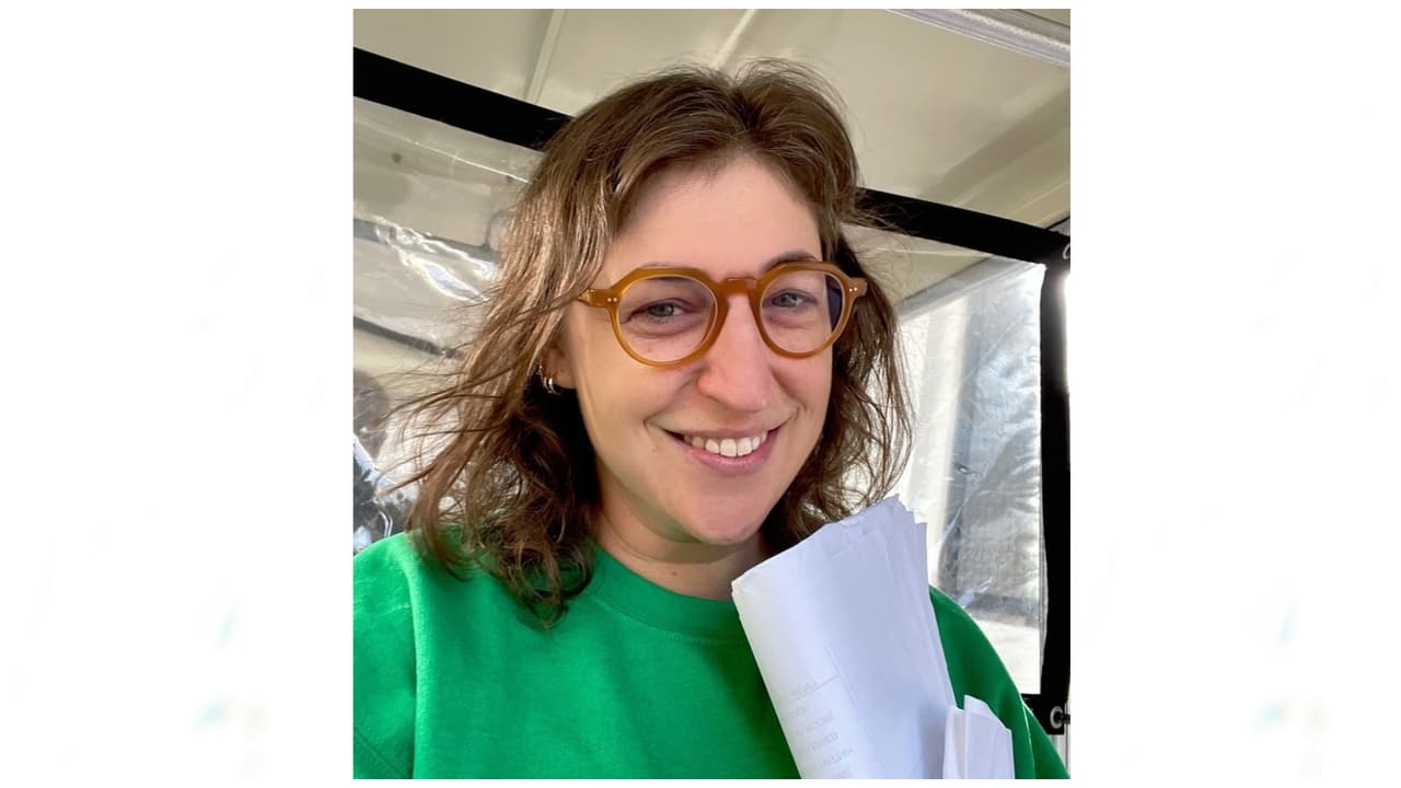 Además de ser la presentadora desde el 2021 de 'Jeopardy!' y de tener el papel principal en 'Call Me Kat', Mayim también es escritora. Hasta la fecha cuenta con sus trabajos publicados: 'Girling Up: How to be Strong, Smart and Spectacular' (2017) y 'Boying Up: How to Be Brave, Bold and Brilliant' (2018).