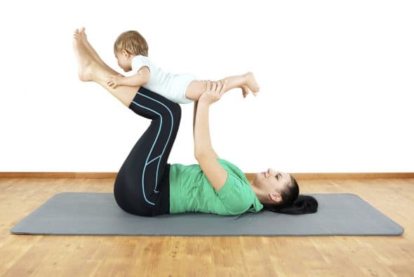 Conoce los beneficios del yoga y disfruta de esta disciplina que podrás realizar en casa, junto a tu bebé.