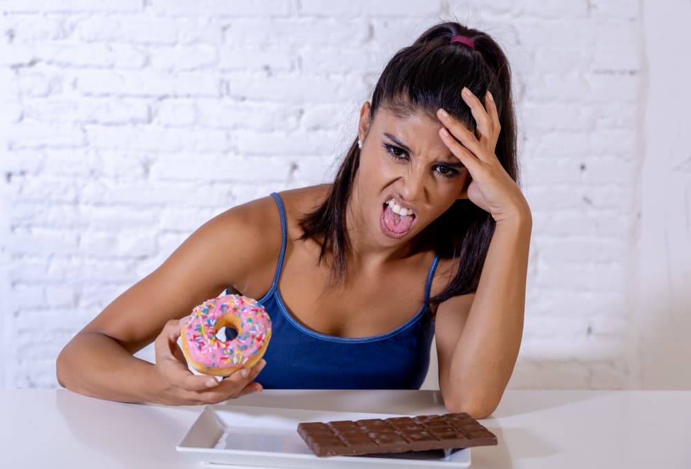 Evita los alimentos precocinados o que vienen envueltos y preparados cargados de aditivos y sustancias artificiales.