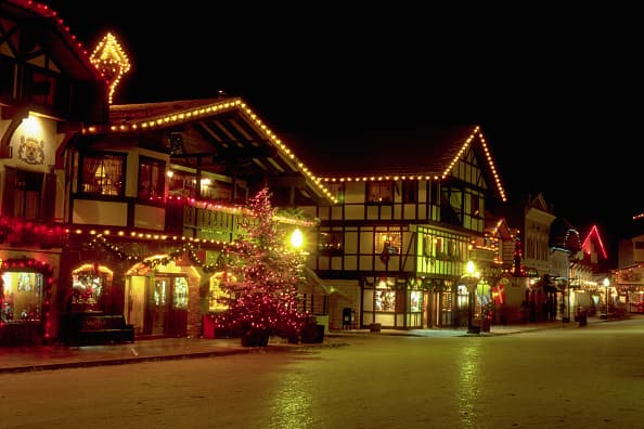 <b>12. Leavenworth, Washington.-</b> Esta ciudad de 1, 995 habitantes se caracteriza por su hermosa arquitectura de estilo europeo, numerosas cervecerías y su gastronomía germano-estadounidense, lo que lo que lo ha convertido en uno de los principales puntos turísticos del estado. 
<br>