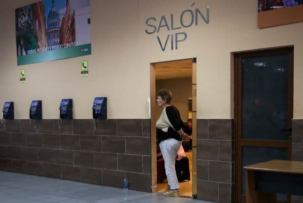 Una mujer se asoma en la puerta de la sala VIP del Aeropuerto Internacional José Martí.