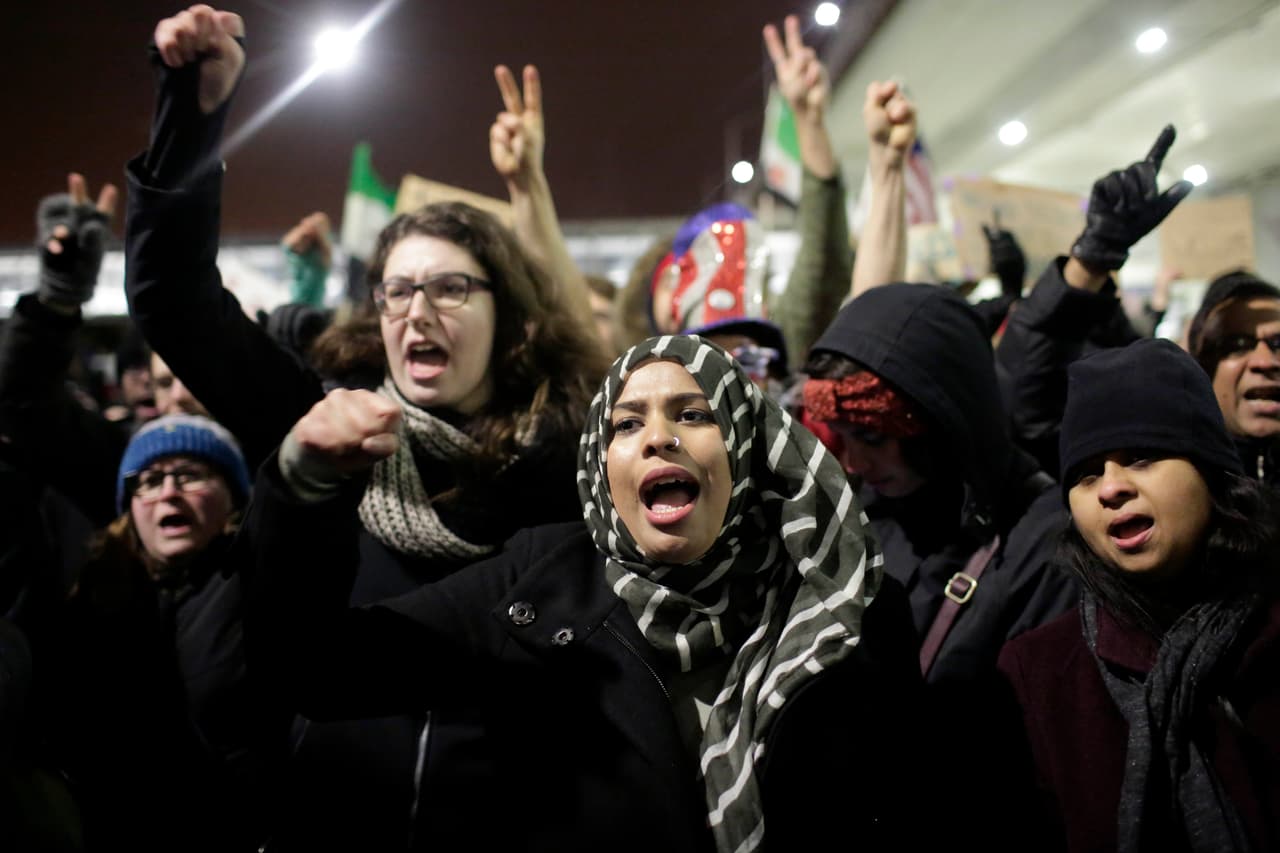 Por su parte, el alcalde de Chicago, Rahm Emanuel pidió a los funcionarios del gobierno federal que hicieran una lista de los detenidos en los aeropuertos de O'Hare y Midway para que los que fueron detenidos reciban consejo legal.