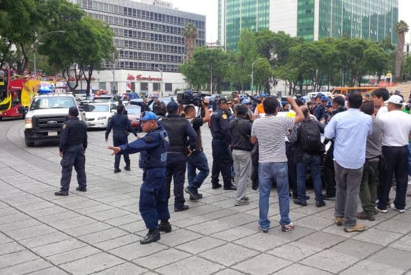 Hubo mujeres que se pararon frente a las grúas, con la intención de detener su avance, pero éstas siguieron avanzando.