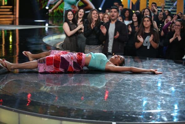 La gala arrancó con un homenaje a Selena. Las chicas se lucieron como nunca en unos retos que fueron diseñados para cada una de ellas. Mariana tuvo su propio show junto a Carlos Calderón, Francisca se robó el show con su personaje de Mela la Melaza, Clarissa se llevó senda ovación gracias a su merengue, Catherine imitó a JLo y Nathalia interpretó a Catalina Creel junto al actor Sebastián Ligarde. La hondureña Nathalia Casco ha demostrado ser imbatible en esta temporada de Nuestra Belleza Latina. Y es que al parecer no hay quien la baje del trono de la belleza. ¡Hasta a su BFF, Geisha, sacó de la competencia!