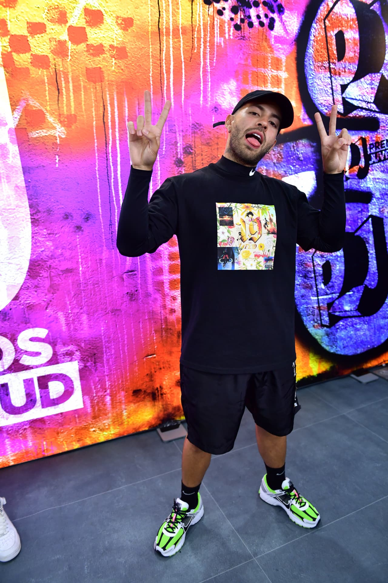 Complementó su ropa deportiva con tenis con detalles verdes neón y una gorra.