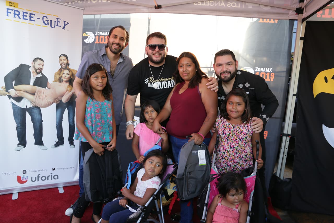 Sin duda, los locutores y el cantante hicieron felices a todos los que se dieron cita.