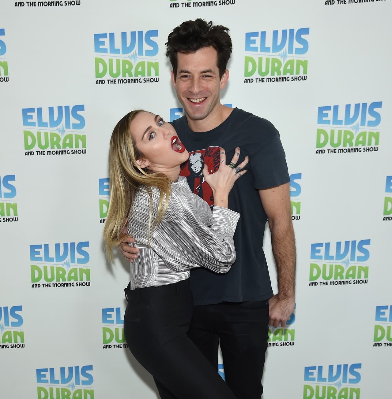 "Y luego procedieron a preguntarme sobre 
<b><a href="https://www.univision.com/famosos/confirman-el-fin-de-la-relacion-que-miley-cyrus-nunca-dijo-que-tenia-con-kaitlynn-carter-fotos" target="_blank">la vida amorosa de Miley Cyrus</a></b> y sobre algo más de lo que probablemente tampoco estaba tan informado para hablar, y entonces eso fue todo", comentó el productor a Rolling Stone.