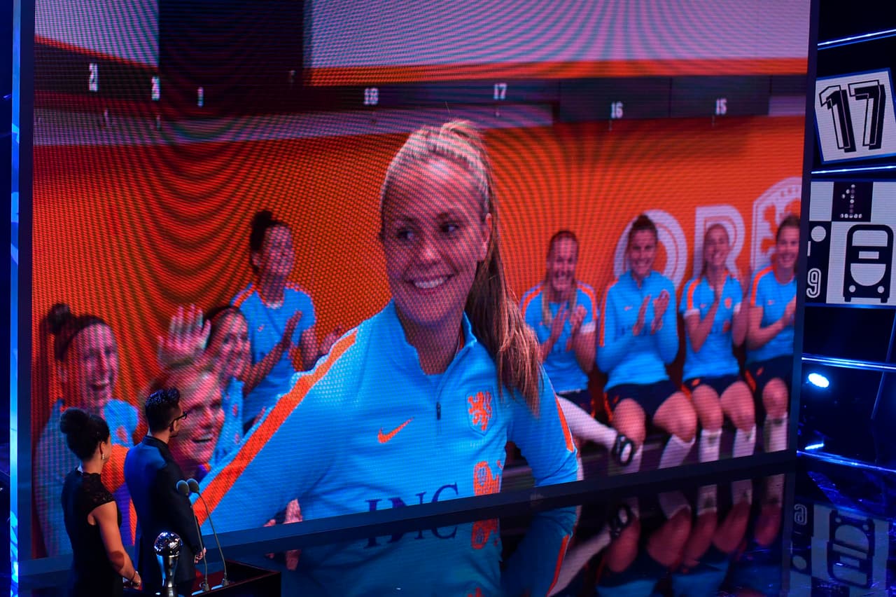 Después el turno fue para el Premio The Best a la Mejor Fubtolista, el cual fue entregado por Hidetoshi Nakata, exfutbolista japonés, y Célia Šašić, exfutbolista alemana.