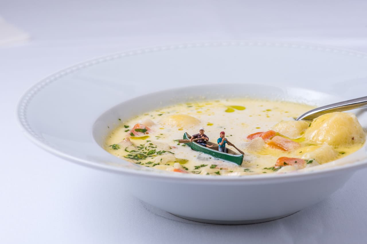 Tan profesional es Péter que se compró una impresora 3D, así puede crear su propio mobiliario con el objetivo de representar mundos microscópicos cada vez más alocados y únicos.