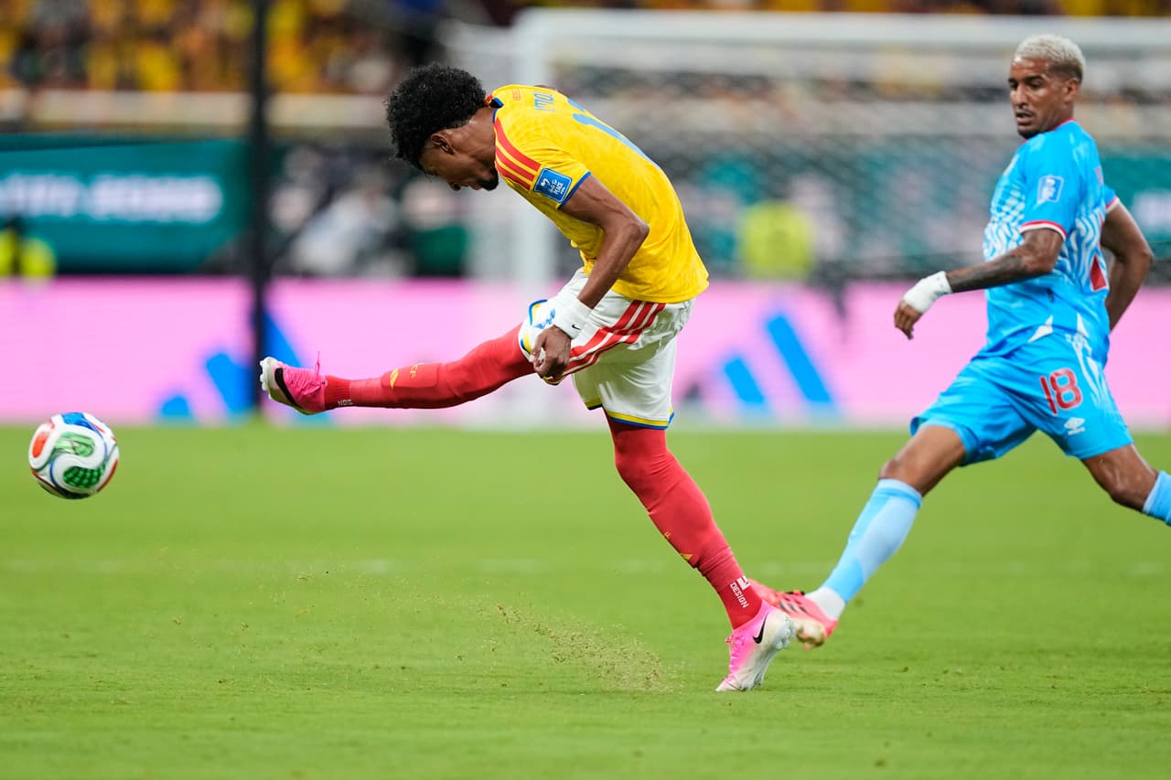 El colombiano Johan Mojica (17) despeja el balón ante la presencia del congoleño Charles Pickel (18) durante el partido de fútbol del Grupo K de la Copa del Mundo entre Colombia y el Congo en Zapopan, cerca de Guadalajara, México, el martes 23 de junio de 2026.