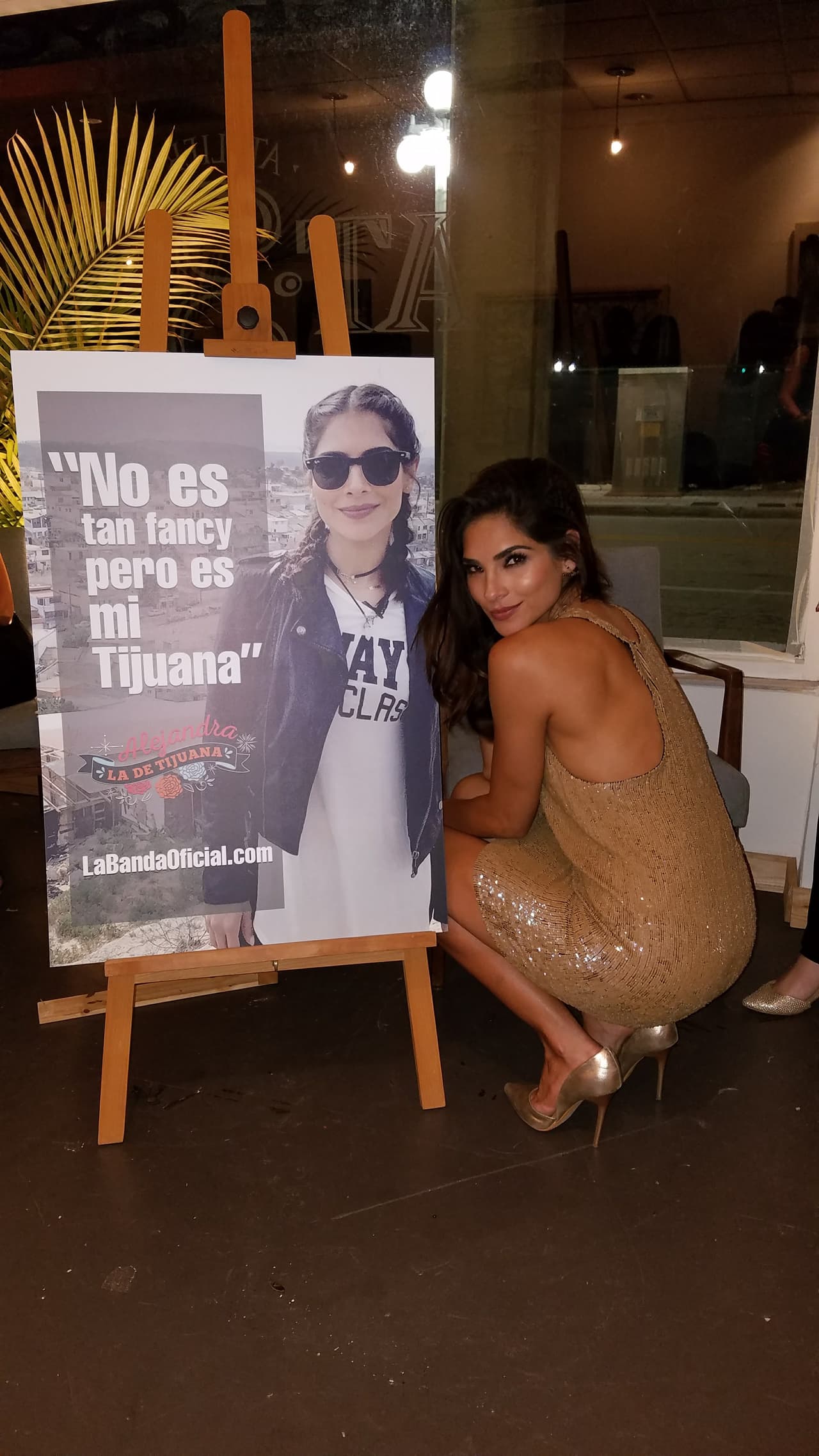 Alejandra posó al lado de una de las mejores citas de su webserie "No es tan fancy pero es mi Tijuana".