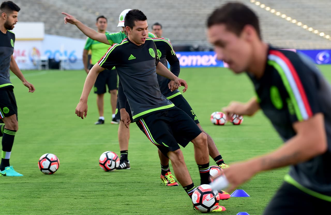 Los reconocimientos por sus participaciones con Pachuca lo llevaron a ser convocado, a sus 20 años, a la Selección de Mayores de México por Juan Carlos Osorio en febrero de 2015.