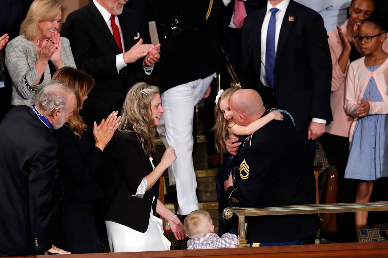 El republicano interrumpió sus palabras para mostrar el reencuentro en directo del sargento Townsend Williams, que regresaba de Afganistán, algo que suele verse en los intermedios de eventos deportivos profesionales.