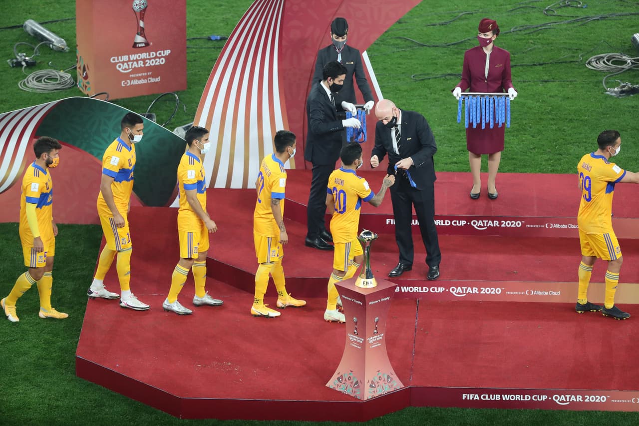 Los jugadores de Tigres reciben su medalla.