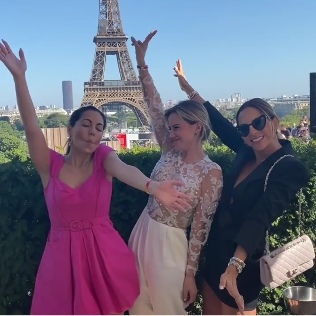 "Y así pasan y pasarán los años y
<b>estaremos juntas en las buenas y en la rebuenas</b> porque siempre estemos juntas disfrutando de la vida y de nuestra amistad. Que sigamos escribiendo nuestro libro minions. Las amo con todo mi corazón", redactó la actriz Úrsula Montserrat al pie de una serie de fotos con Altair Jarabo y Claudia Godínez.