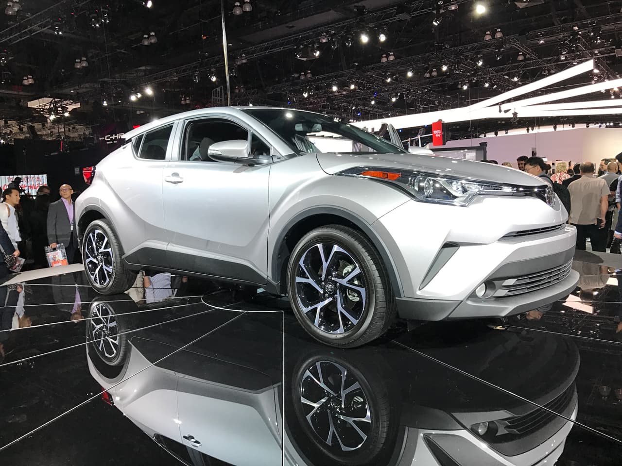 Después de causar furor en forma híbrida el
<b><a href="http://www.univision.com/noticias/auto-show-de-ginebra/ginebra-2016-toyoya-c-hr-un-hibrido-con-cuerpo-de-crossover" target="_blank">Auto Show de Ginebra</a></b>, la crossover subcompacta
<b><a href="http://www.univision.com/noticias/toyota/conoce-el-diseno-de-la-nueva-toyota-c-hr-una-locura-coherente-video" target="_blank">Toyota C-HR</a></b> hizo su debut estadounidense en el
<a href="http://www.univision.com/noticias/auto-shows/los-angeles-auto-show"><b>Auto Show de Los Angeles</b></a>. Su diseño nos dice que primera entrada de Toyota en el disputado segmento de la mini crossover es sin duda una iconoclasta que no cree en convenciones visuales, aunque en materia de tren motriz es bastante ‘regular’. Puedes leer y ver todos los detalles de esta camioneta en
<b><a href="http://www.univision.com/noticias/toyota/los-angeles-2016-toyota-c-hr-2018">nuestra cobertura</a></b> del show.