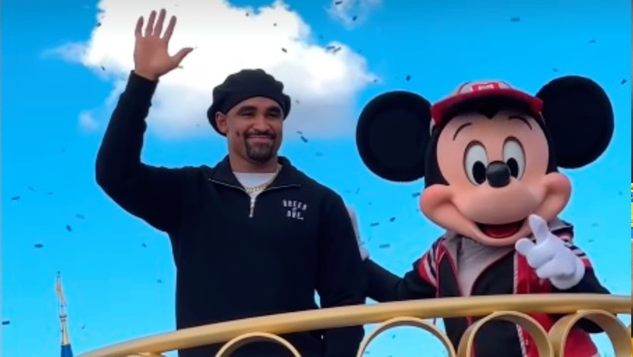  Jalen Hurts visita Disney para el tradicional desfile del MVP