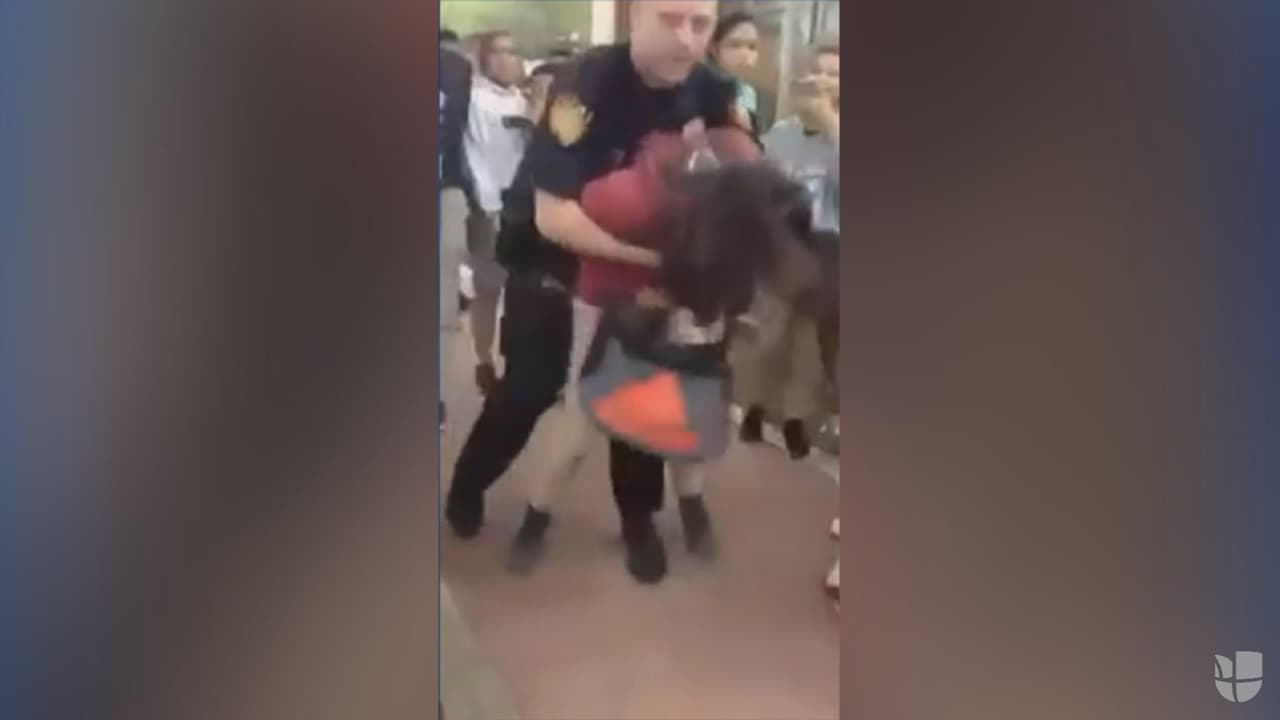 Texas: Destituyen a policía escolar que golpeó a estudiante contra el suelo