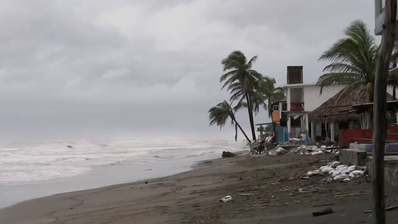 Huracán Simon golpea la costa de Mazatlán con olas de hasta cinco metros
