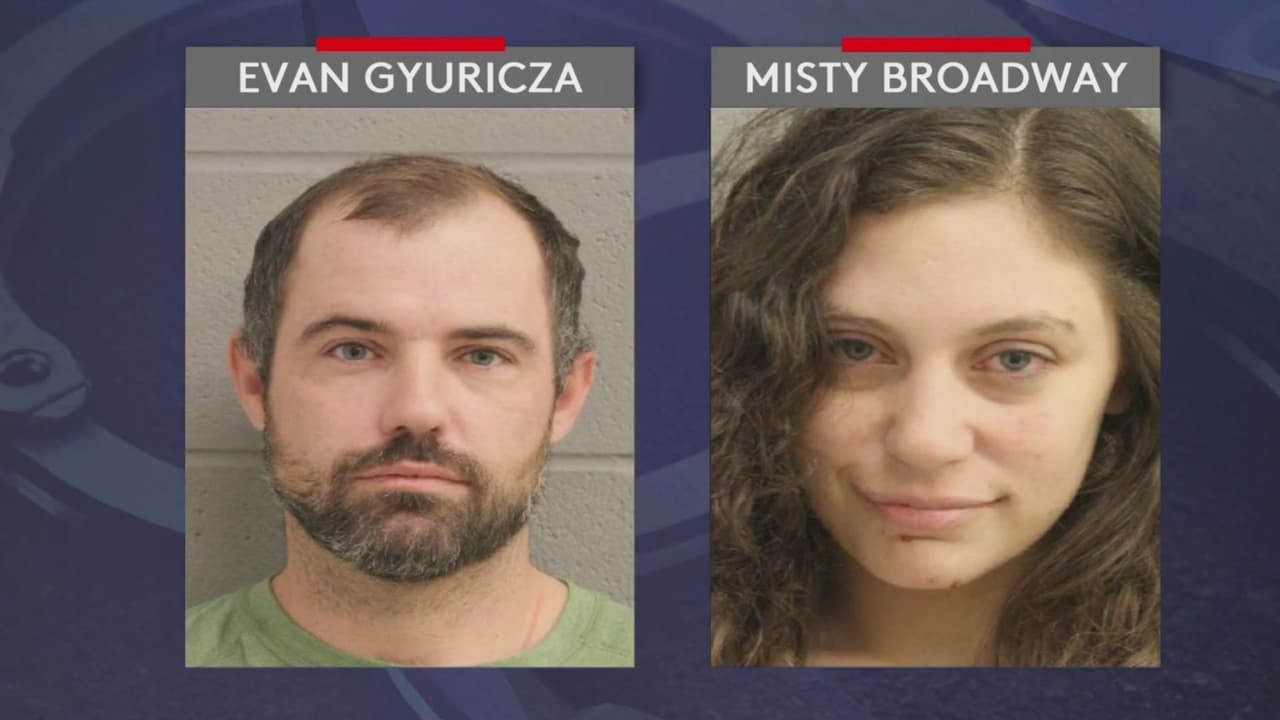 Arrestan a padres acusados de dejar a sus hijos solos mientras se emborracharon en un bar