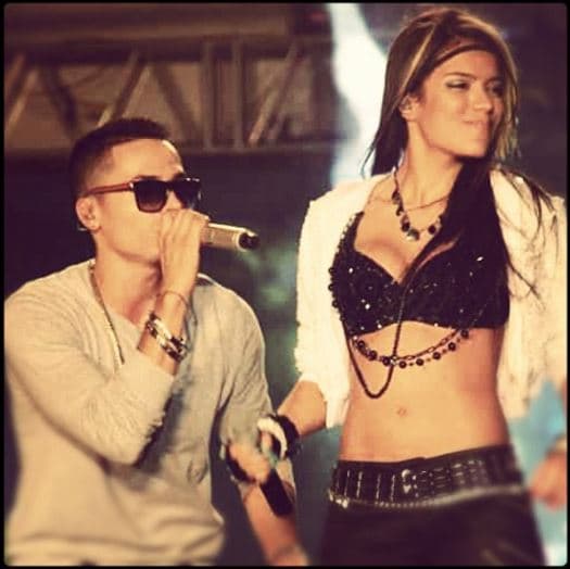 Karol G fue corista del grupo musical del cantante colombiano Reikon. Así comenzó sus pasos en el mundo del reggaetón. Cantaron el tema "301" que llegó a posicionarse en los primeros lugares en la radio.