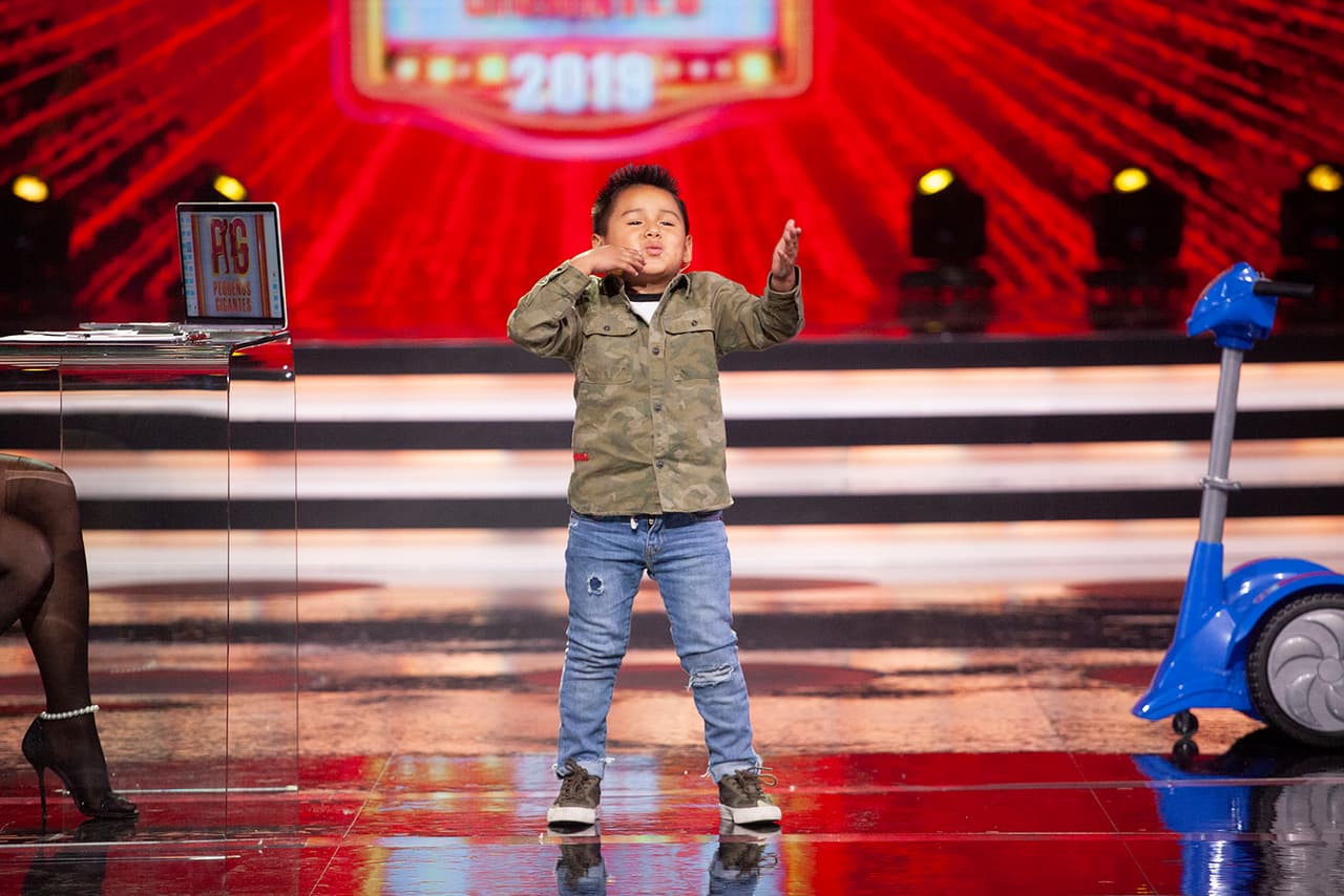 "Gracias público", dijo mientras seguía mandando besos. Por muestras de cariño, este pequeño no paró.