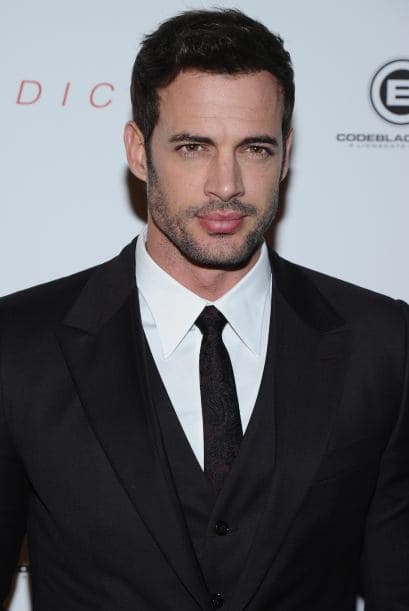 William Levy conquista todas las miradas con su sonrisa y la barba que enmarca la misma.