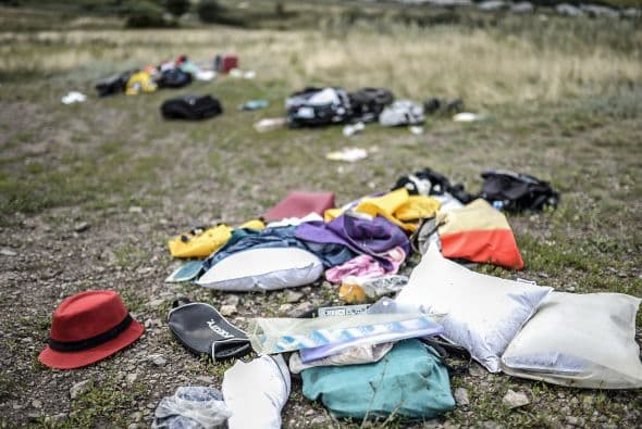 Así lucían esparcidos los objetos del equipaje de algunos pasajeros del avión Boeing 777.