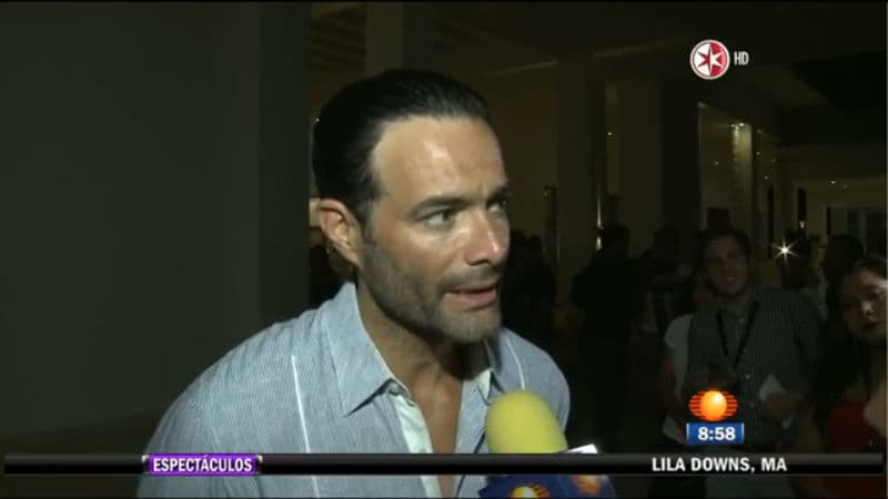 Y aunque en las telenovelas siempre anda muy bien rasurado, en el teatro luce muy diferente.