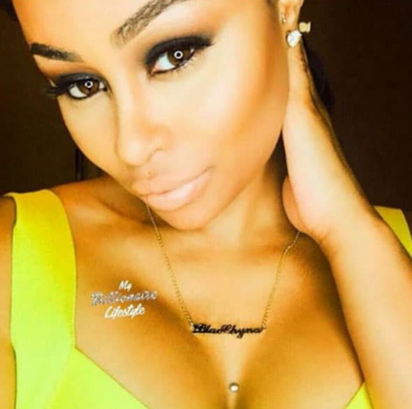 Al parecer, no se detuvo en una señal de 'Stop' y le pegó con fuerza a un coche que venía girando a la izquierda.