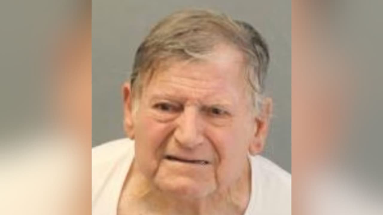 Un hombre de 76 años es acusado de tocar sexualmente a un chico que caminaba a su escuela