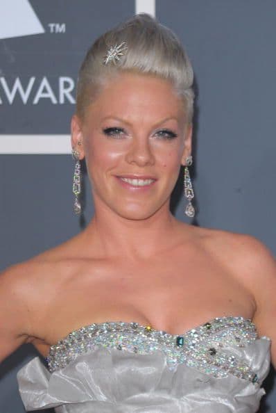 Esta controvertida mujer incluso a llevado el cabello ¡sin ninguna clase de color! Un blanco platinado la hizo lucir como reina de las nieves en esa época que lo usó.