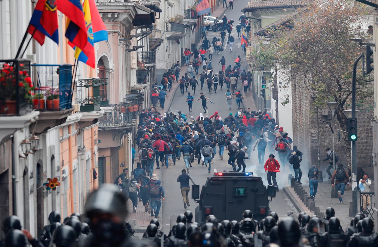 Los manifestantes se enfrentan con la policía durante una protesta contra la eliminación de los subsidios al combustible anunciada por el presidente Lenín Moreno, en Quito, Ecuador, el jueves 3 de octubre de 2019.