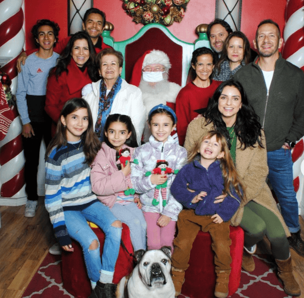 A diferencia de otros años, la postal navideña contó con otros integrantes de la familia de Alessandra Rosaldo. 
<br>