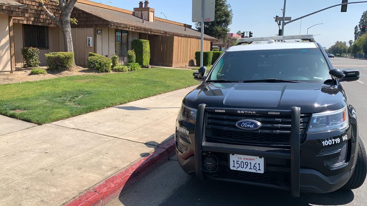 “Montones de basura y pañales sucios”: Encuentran a 4 niños viviendo en condiciones deplorables en un apartamento en Fresno 
