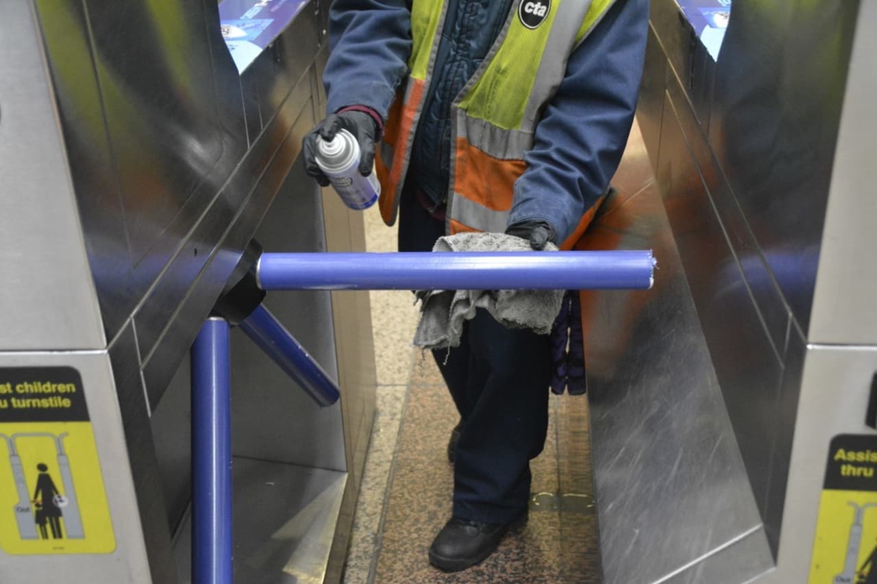 A los usuarios se les pide ser concientes, si tose o estornuda, cúbrase la boca, mas no lo haga con su mano.
<br>
<br>
<b>"Personalmente, preferiría usar Metra en este momento, dijo Ala'a Mbayed, usuaria de la CTA.</b> "No me siento tan convencida de las iniciativas de la CTA o también si puedo intentaré llegar a mi destino junto a mis amigos, viajando en sus carros."