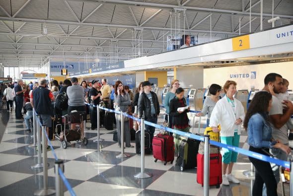 Caos en aeropuertos de Chicago por fuego 