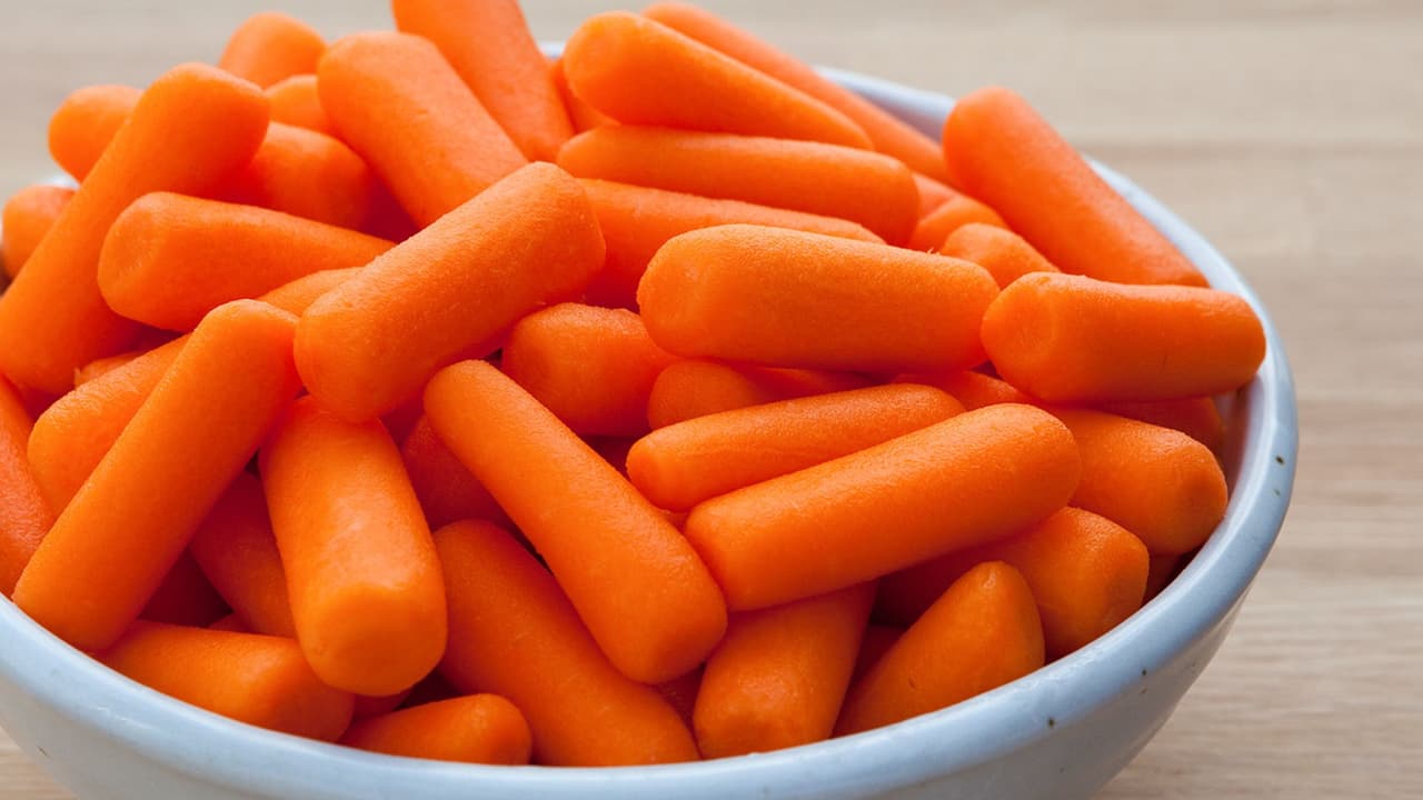 Una de las alertas más relevantes provino de 
<b>Grimmway Farms</b>, que el 16 de noviembre de 2024 emitió un retiro voluntario de zanahorias orgánicas en todo el país.